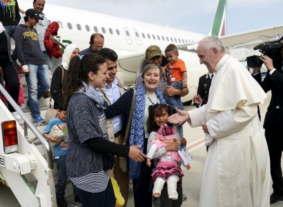 Pope returns with 12 refugees after visit to Greek island