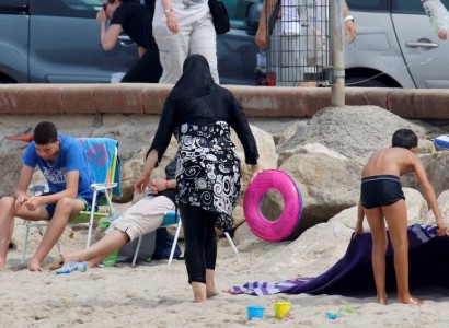 French PM defends burkini ban but some in cabinet wary