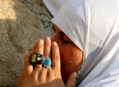 Drones keep watch as pilgrims ascend Mount Arafat for Haj climax