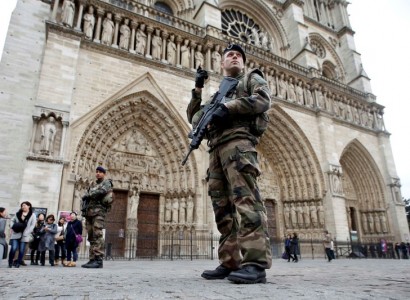 Police hold two after car with gas cylinders found in Paris