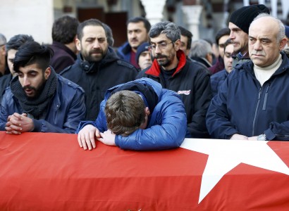Gunman kills 39 in Istanbul nightclub, manhunt under way