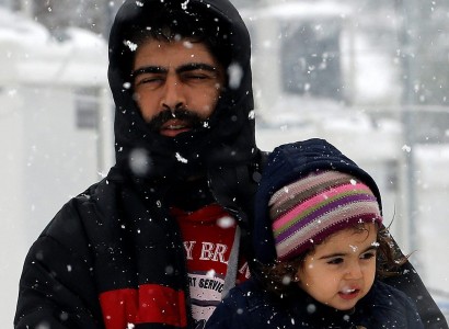 Refugees brave snow, sub-zero temperatures in Greek camps
