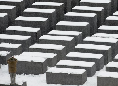 Holocaust Memorial selfie-takers apologise to Israeli shamer