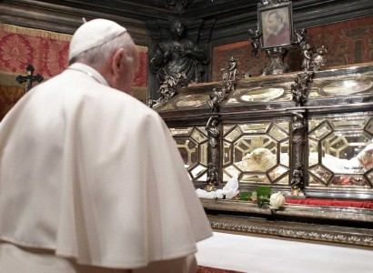 Showing common touch, Pope visits Muslim, elderly families in Milan