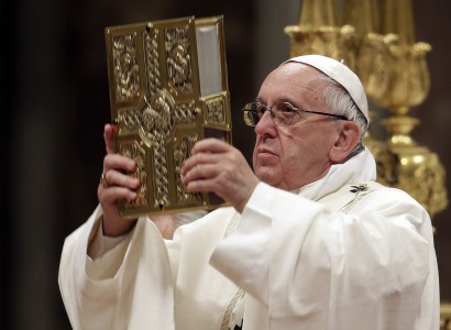 Feel the pain of the poor and immigrants, pope says at Easter Vigil