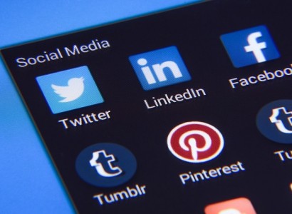 Social Media Algorithms Promote Far Right & Islamist Groups in the UK