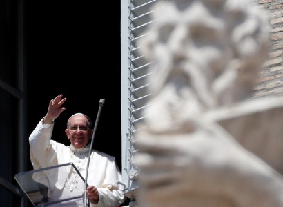 Pope Francis prays for Yazidis as Iraqi troops advance in Mosul