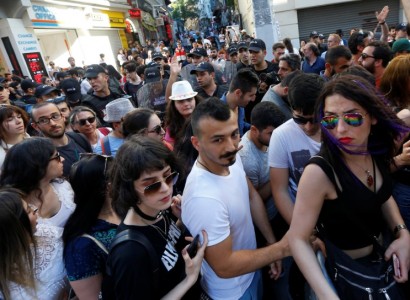 Istanbul police enforce ban on gay, transgender pride march