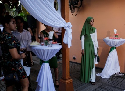Myanmar: ‘Hijab is like a key’ – beauty blogger battles bias