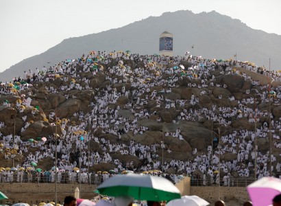 Saudi Arabia: Repentant Muslims gather on Mount Arafat for haj climax