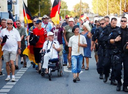 Germany: Two policemen suspended over Nazi salute