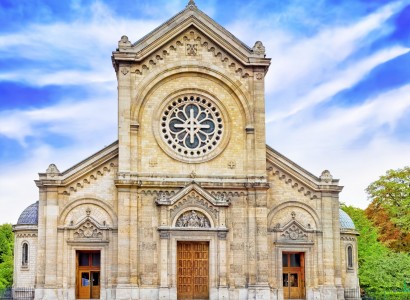 French Muslims protect church in gesture of peace after Nice attack