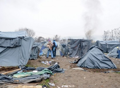 Migrants from Bosnia camp kept in buses as relocation halted
