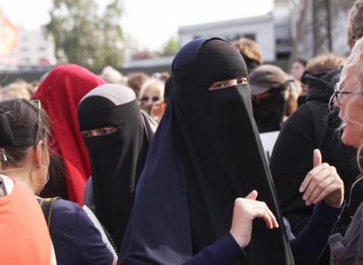 Sri Lanka announces plan to ban burka and close Islamic schools