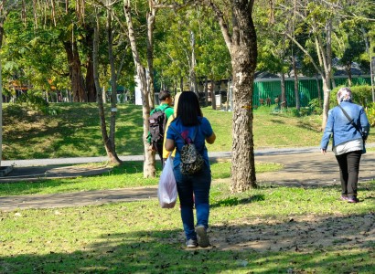 Family surprised by presents from non-Muslim neighbour to celebrate Eid