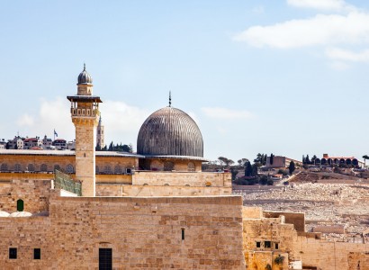 Dozens hurt as Palestinians and Israeli police clash at Al-Aqsa Mosque