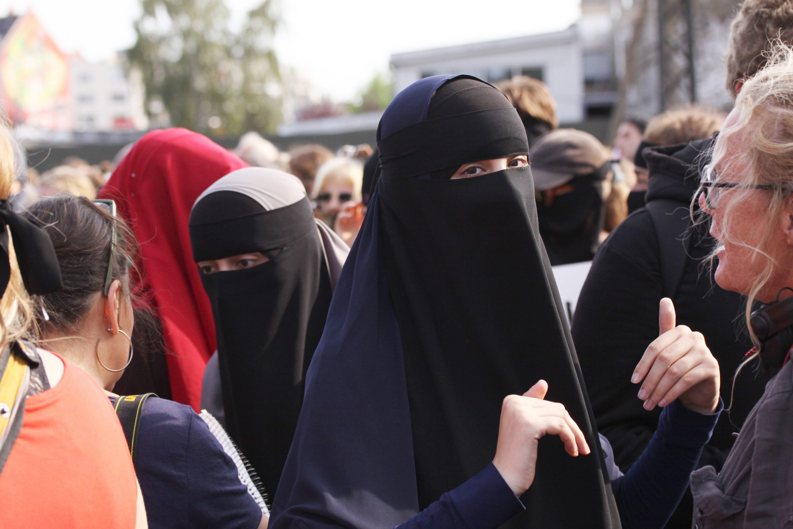 Sri Lanka announces plan to ban burka and close Islamic schools