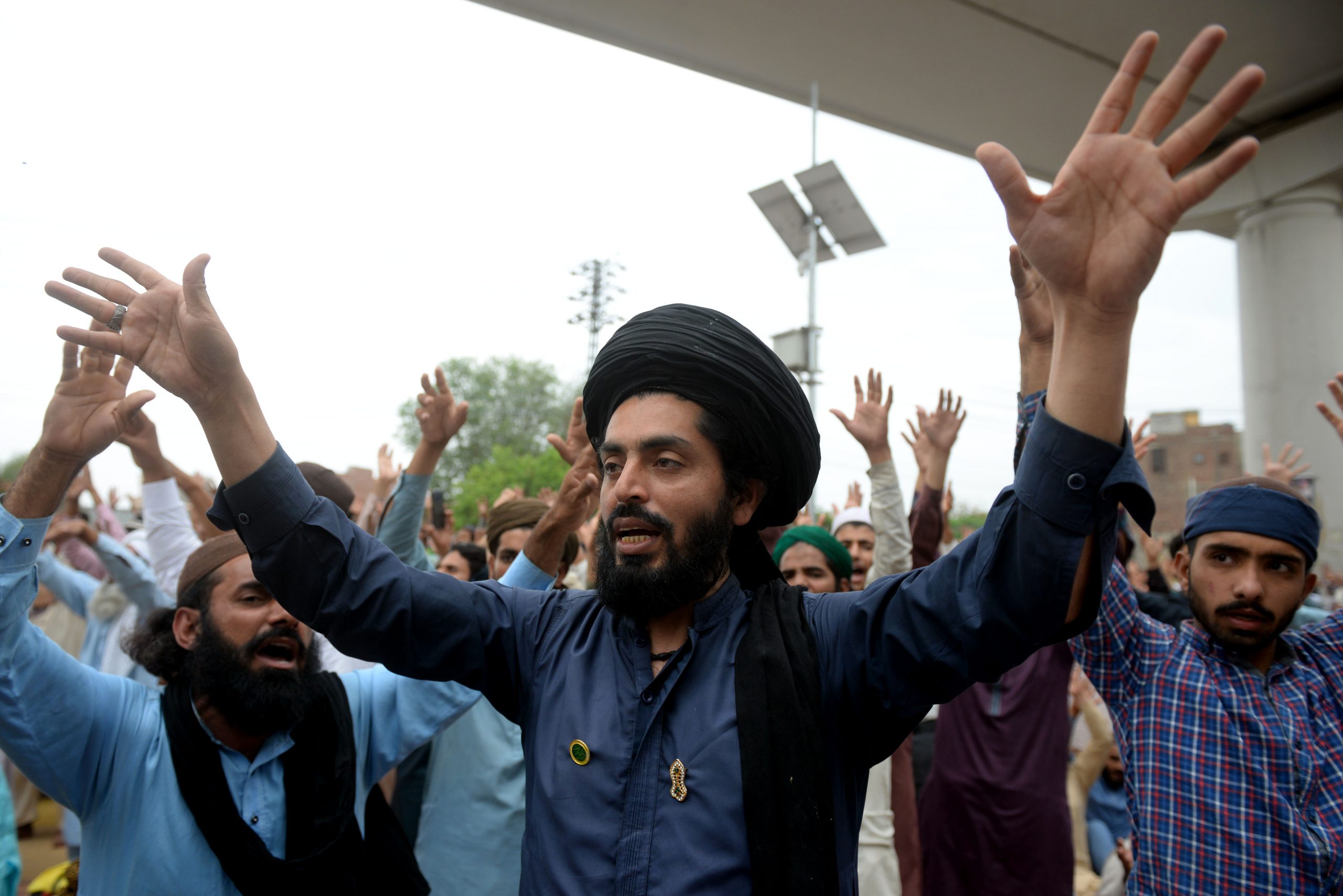 Pakistan’s government reaches deal with Islamists to end protest
